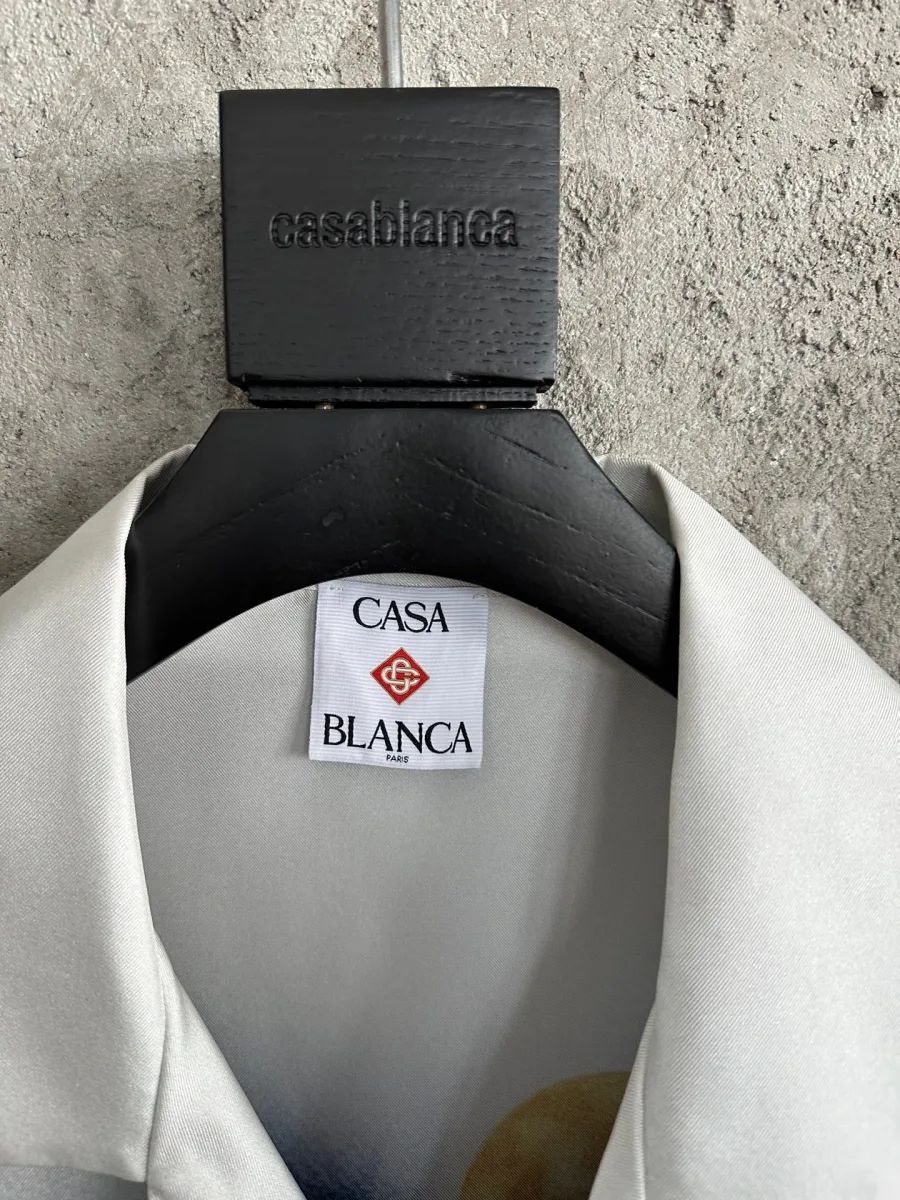 Внутренняя тканевая бирка Casablanca у основания воротника