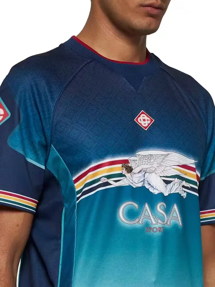 Футболка с рисунком Casa Sport на модели, крупный план спереди в три четверти