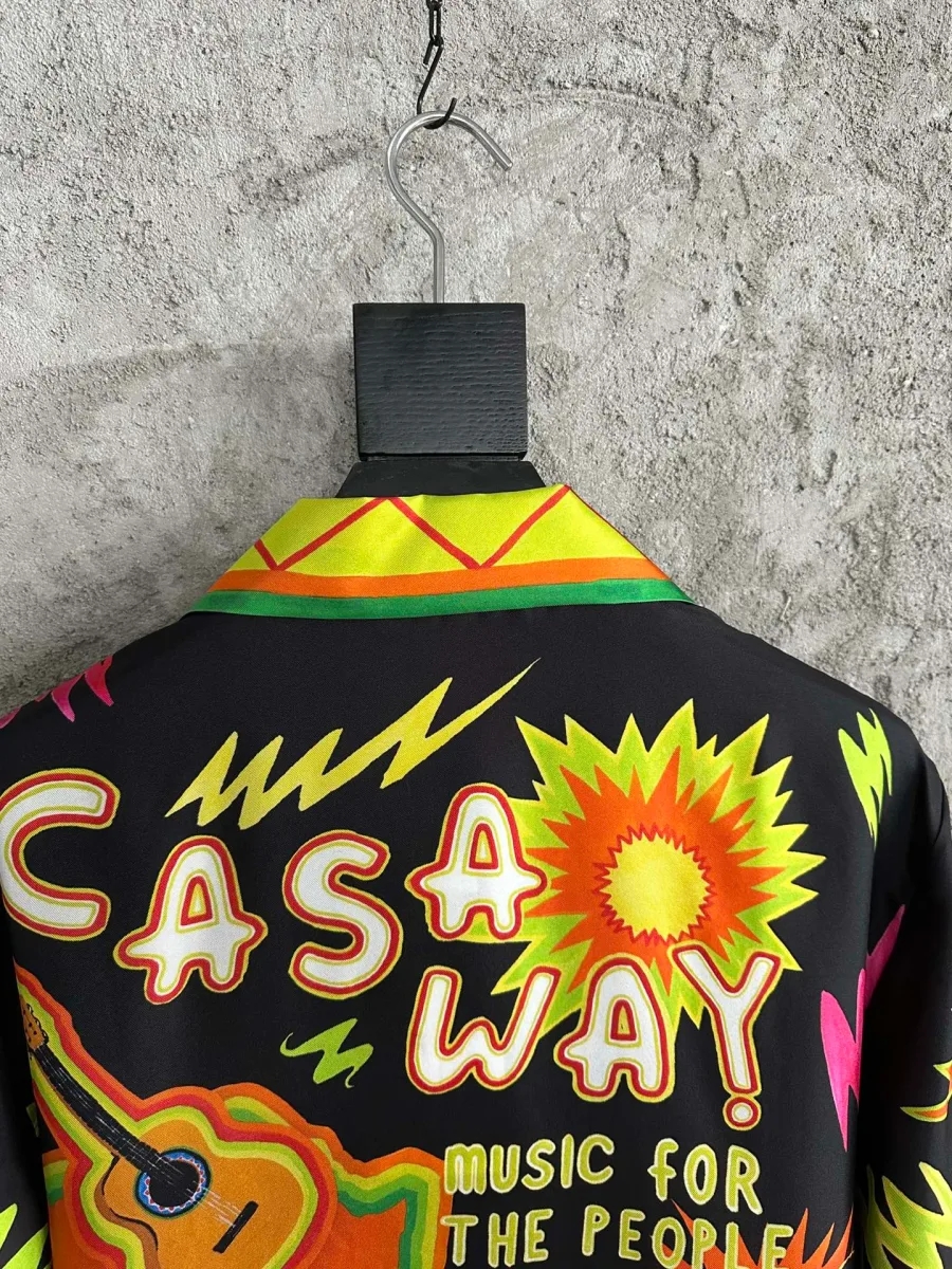 Воротник с геометрическим орнаментом и надпись Casa Way со стороны спины