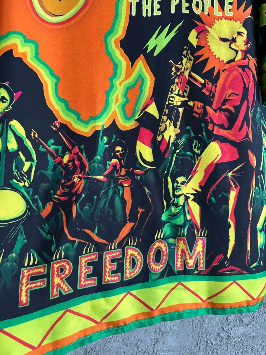 Нижняя часть спинки рубашки с надписью Freedom и музыкантами крупным планом