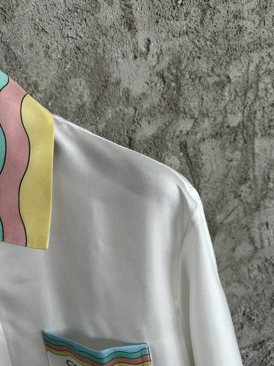 Плечевой шов и отложной воротник с пастельным волнообразным кантом