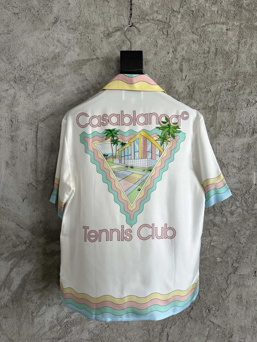 Вид сзади на шёлковую рубашку с крупным принтом Casablanca Tennis Club