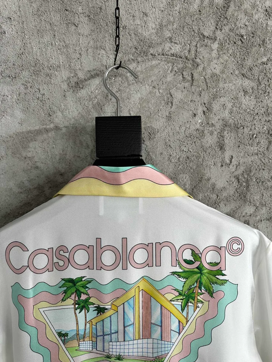 Верх спинки шёлковой рубашки с надписью Casablanca и цветным воротником