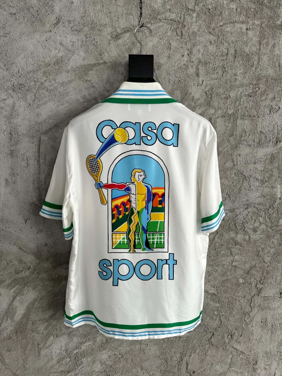Белая рубашка с коротким рукавом, вид со спины с крупным принтом Casa Sport