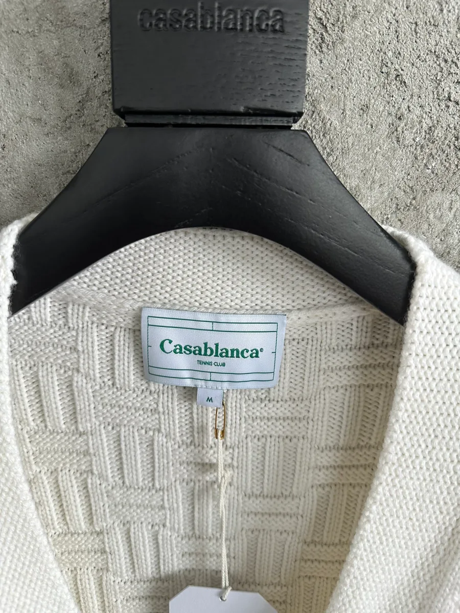 Фирменная бирка Casablanca на внутренней стороне горловины кардигана