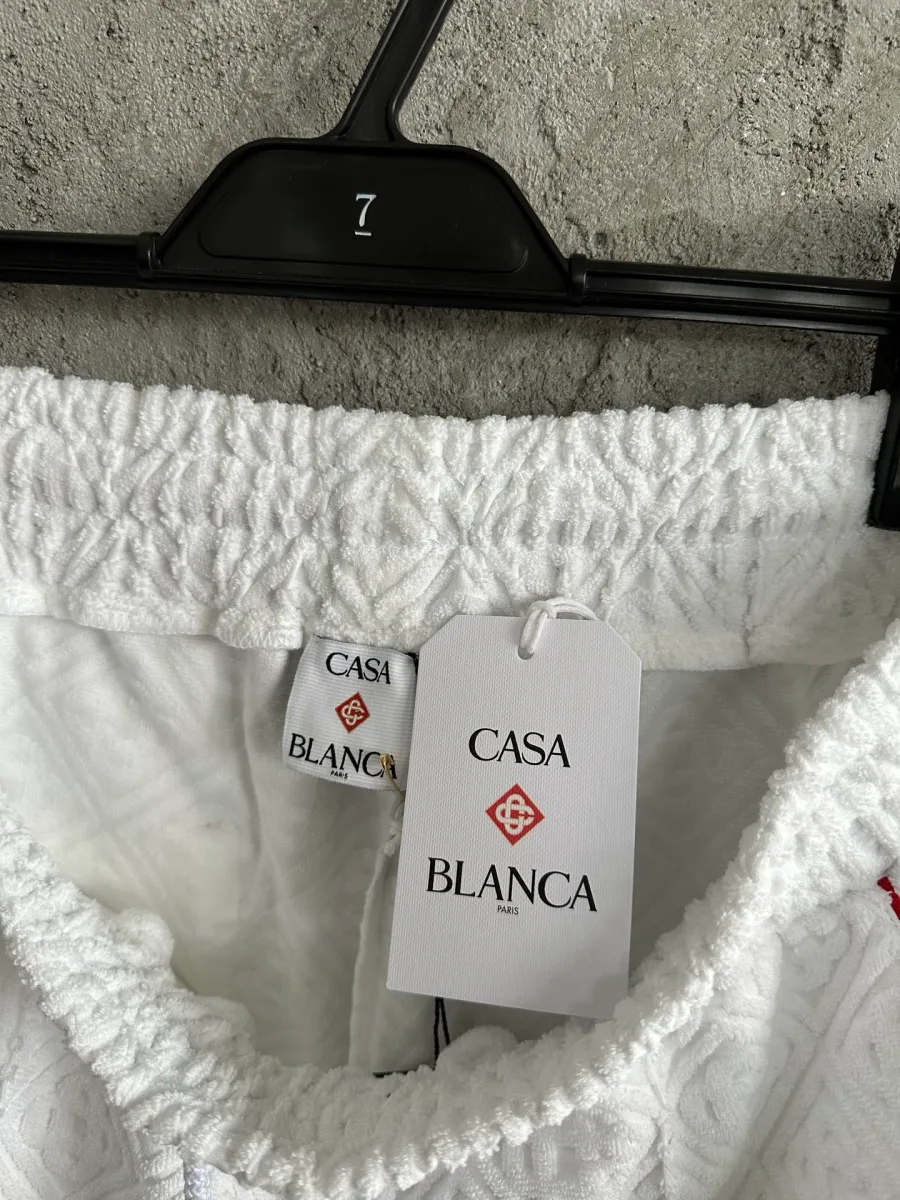 Фирменная бирка Casablanca на внутренней стороне пояса