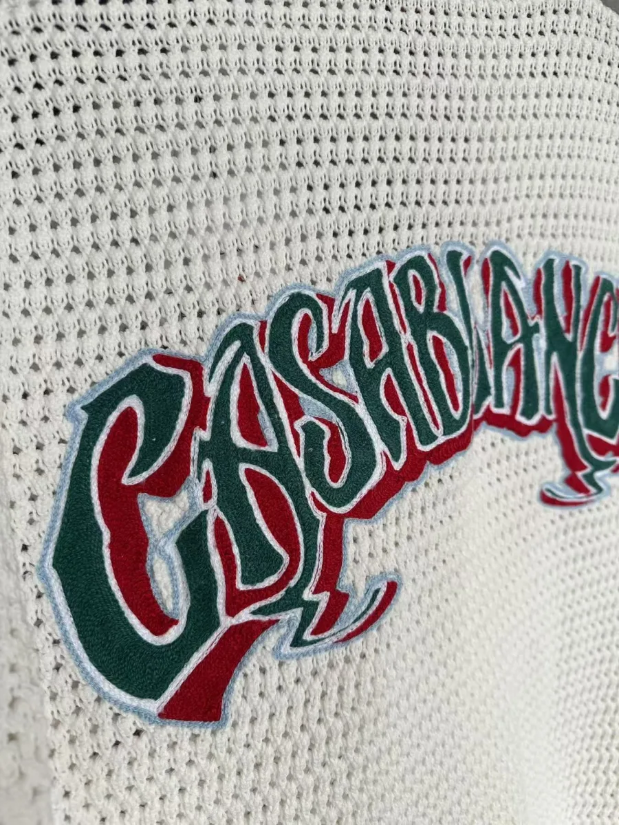 Крупная контрастная вышивка с надписью Casablanca на спинке изделия