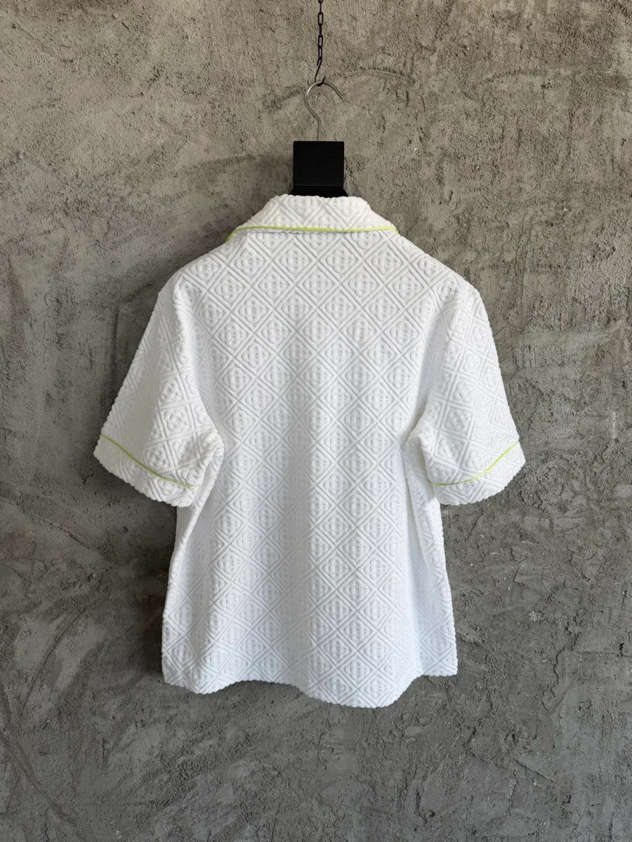 Белая жаккардовая рубашка с короткими рукавами, вид со спины