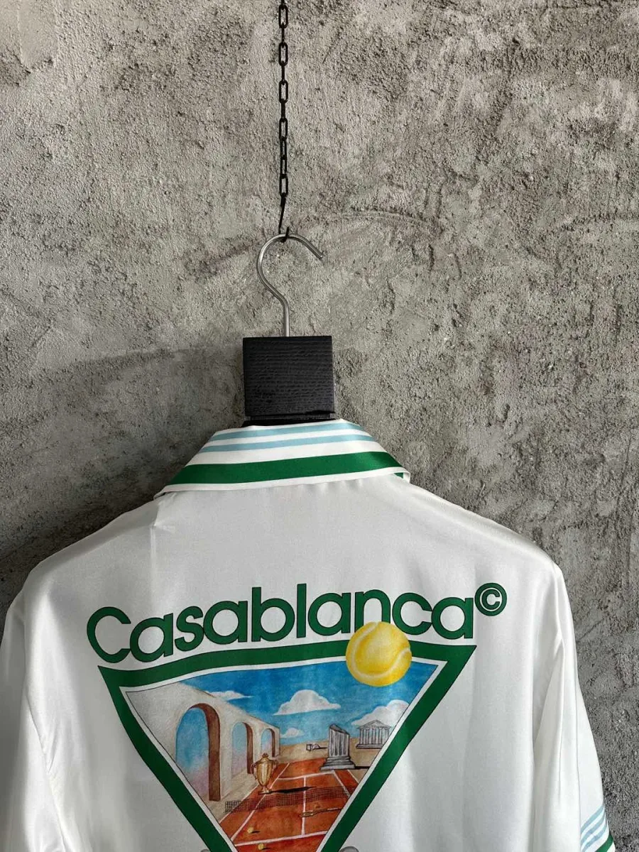 Крупный план спинки рубашки с графическим принтом Casablanca Tennis Club