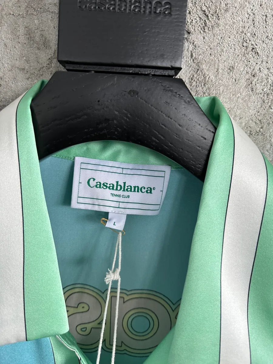 Фирменная бирка Casablanca на внутренней стороне горловины