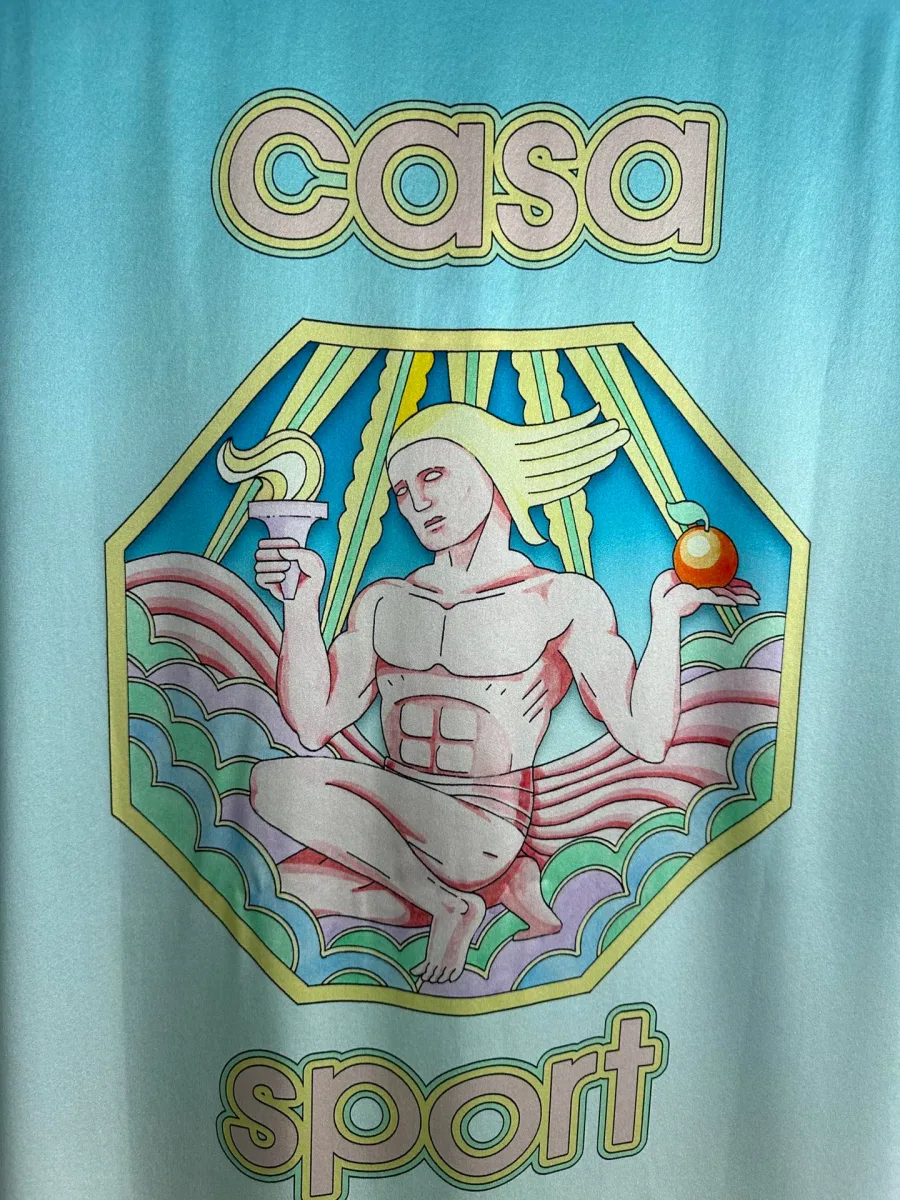 Принт с античной скульптурой и надписью Casa Sport на спине крупным планом