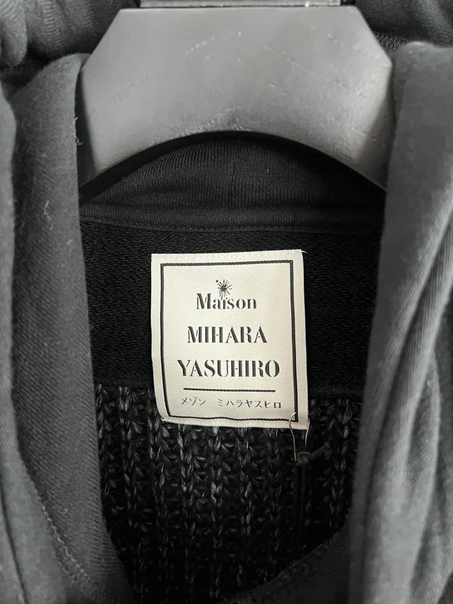 Внутренний тканевый лейбл Maison Mihara Yasuhiro на горловине