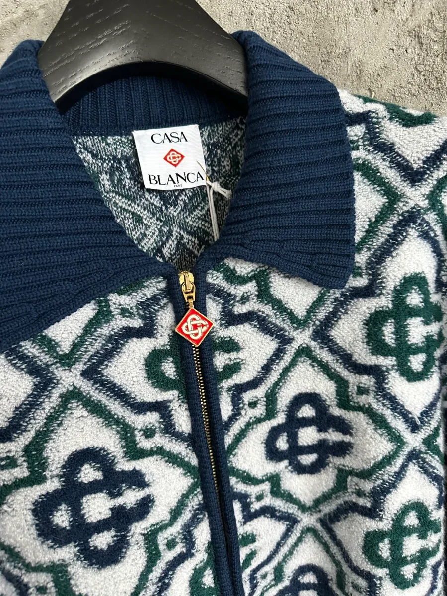 Металлическая молния с брендированным пуллером и жаккардовая вязка