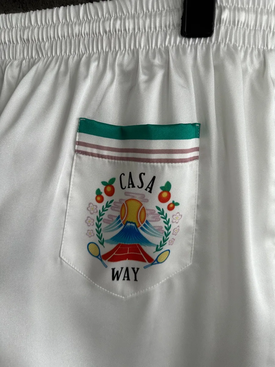 Накладной задний карман шорт с цветным принтом Casa Way крупным планом