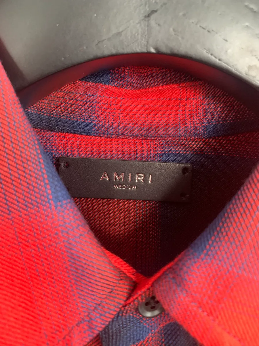 Внутренний тканевый ярлык с логотипом Amiri на воротнике рубашки