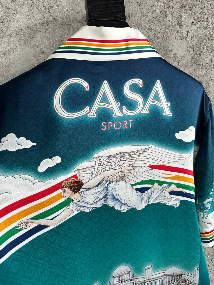 Принт Casa Sport с крылатой фигурой на спине рубашки крупным планом
