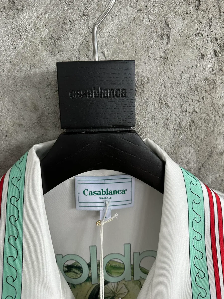 Крупный план фирменного ярлыка Casablanca на внутреннем вороте рубашки