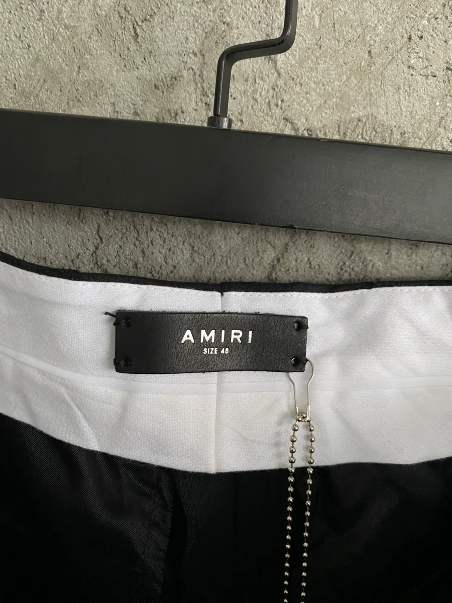 Фирменная бирка Amiri на внутренней стороне пояса брюк
