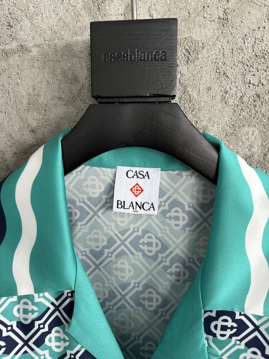 Отложной воротник и бирка Casablanca крупным планом