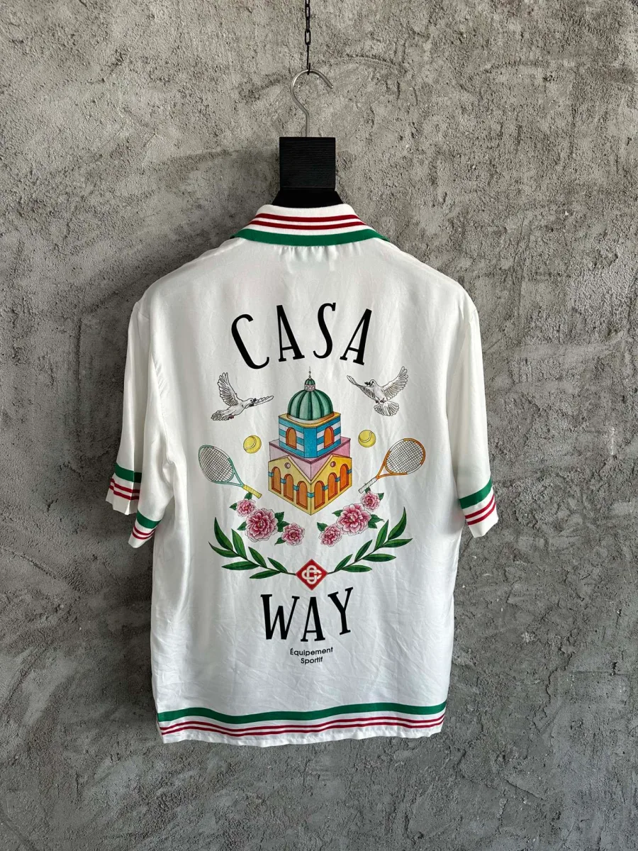 Белая шёлковая рубашка на вешалке, вид сзади с принтом Casa Way