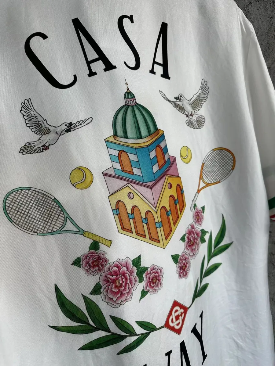 Крупный план спинки рубашки с принтом Casa Way, голубями и ракетками