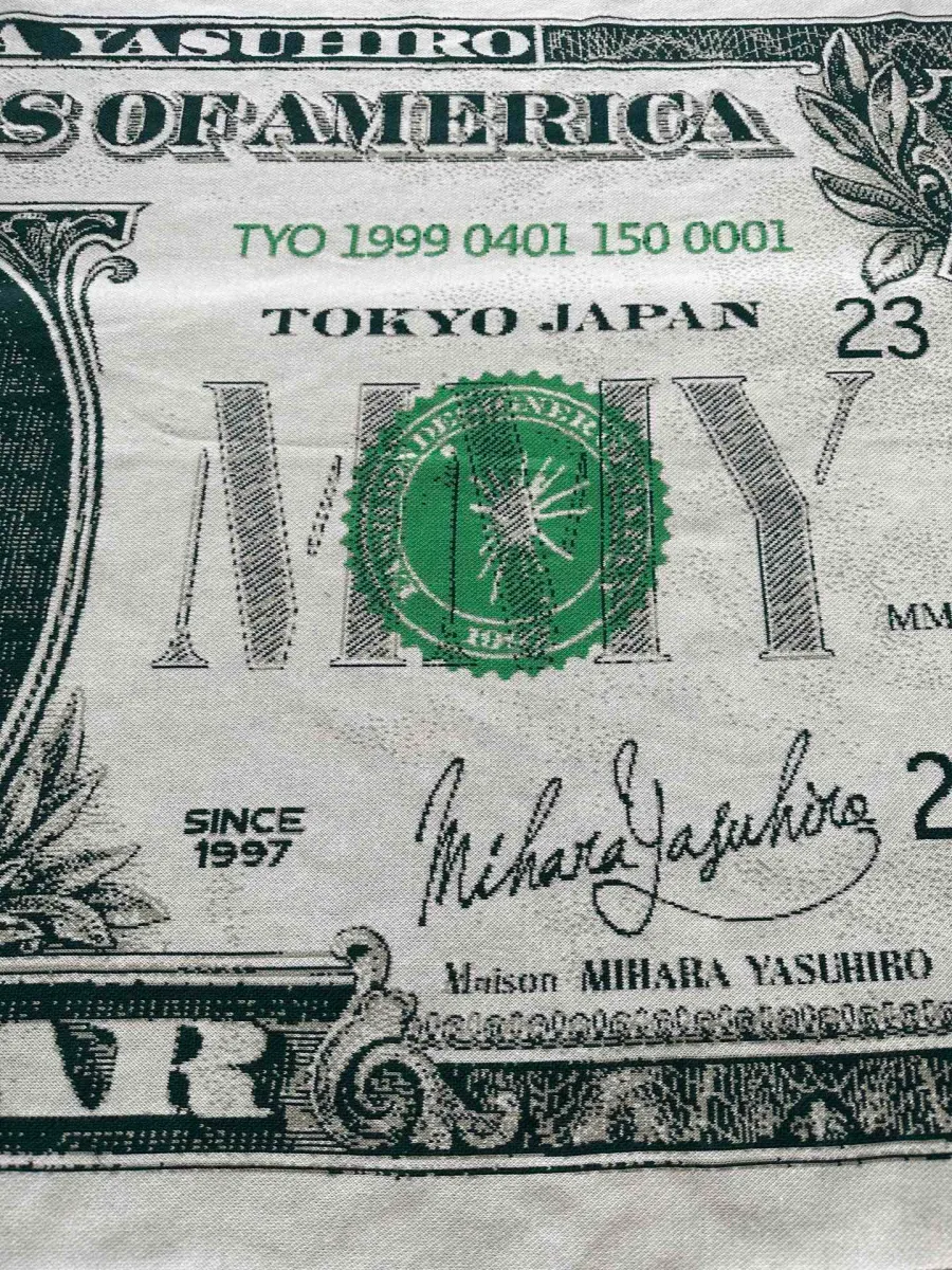 Центральная часть трикотажного полотна с надписью MOY и фактурой вязки