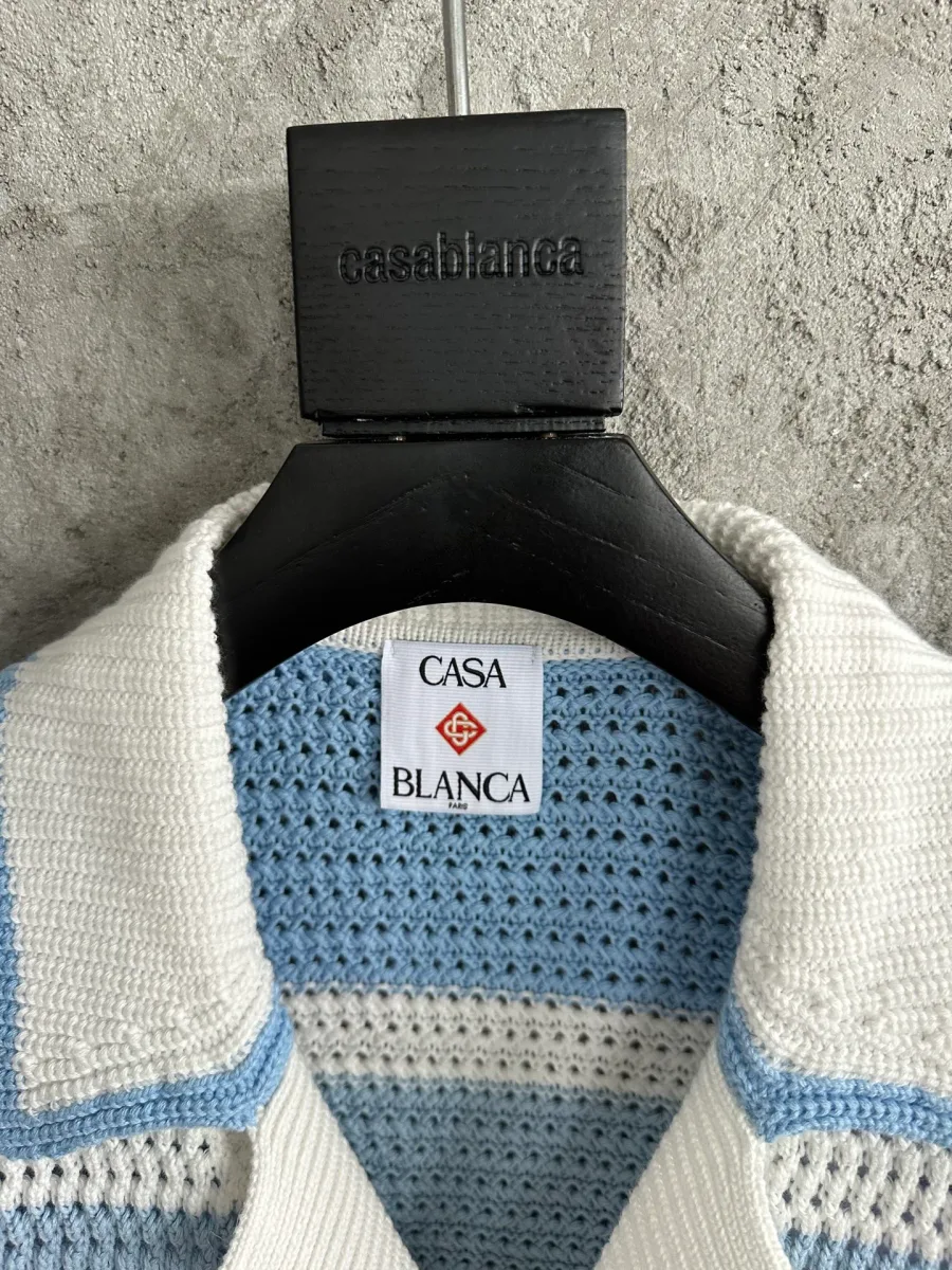 Крупный план воротника и ярлыка Casablanca на фактурной трикотажной ткани