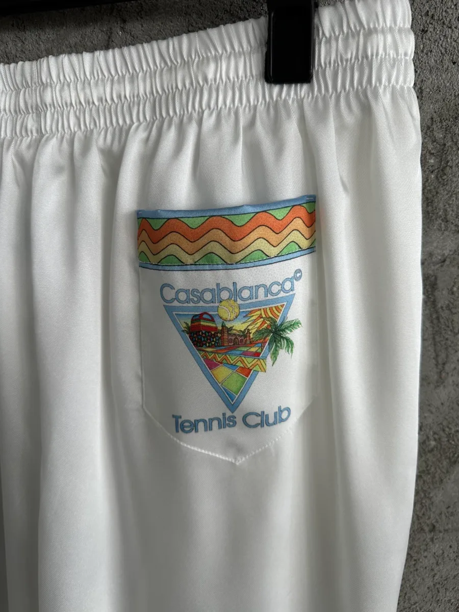 Задний накладной карман с цветной графикой и надписью Casablanca Tennis Club
