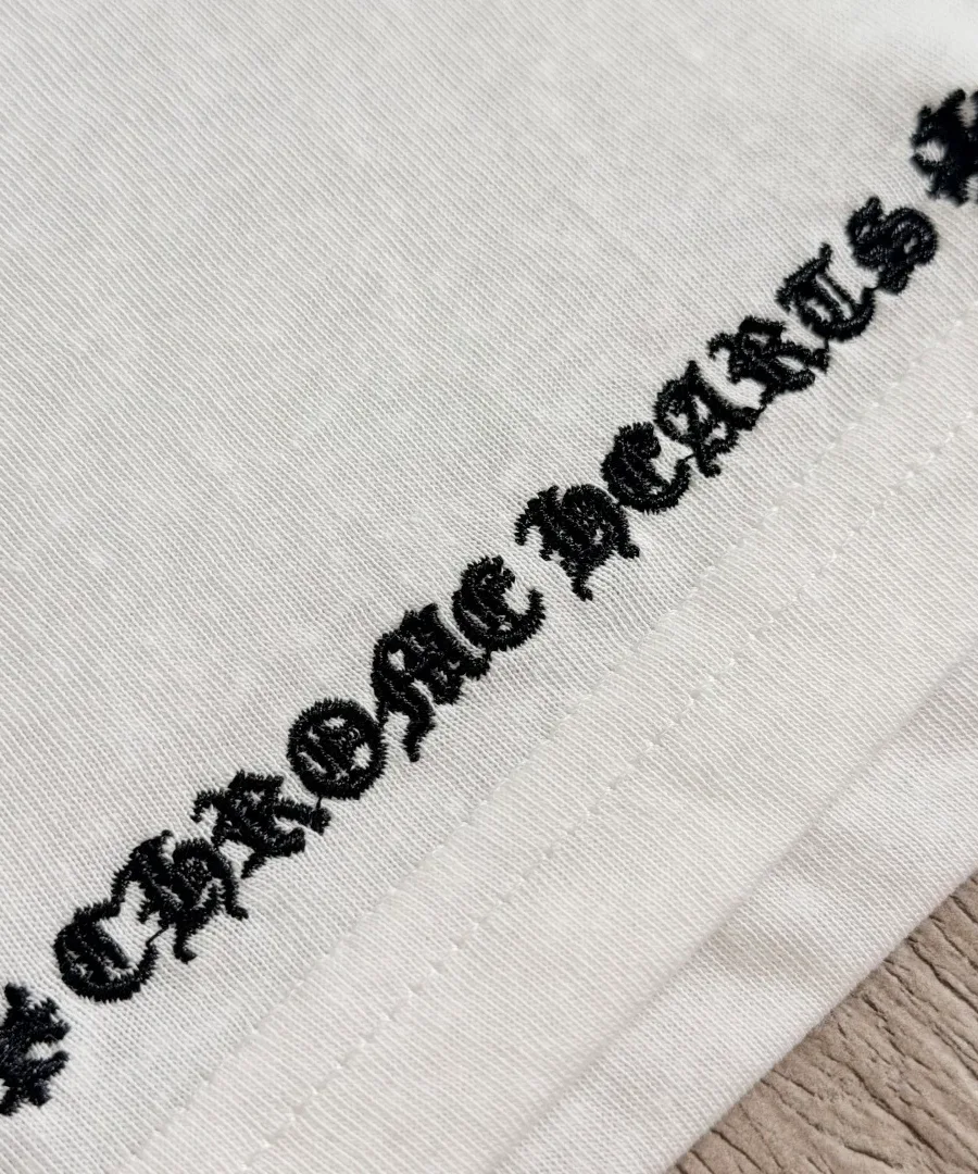 Крупный план готической вышивки Chrome Hearts