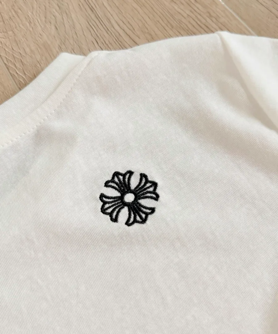 Вышивка фирменного креста Chrome Hearts на спине