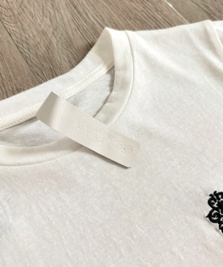 Круглый вырез горловины и вышивка на белой футболке Chrome Hearts