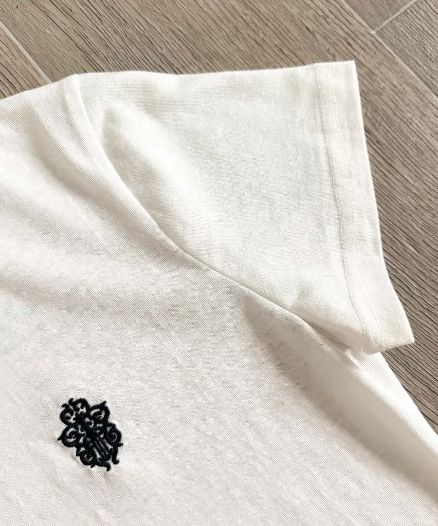 Короткий рукав и вышивка на белой футболке Chrome Hearts