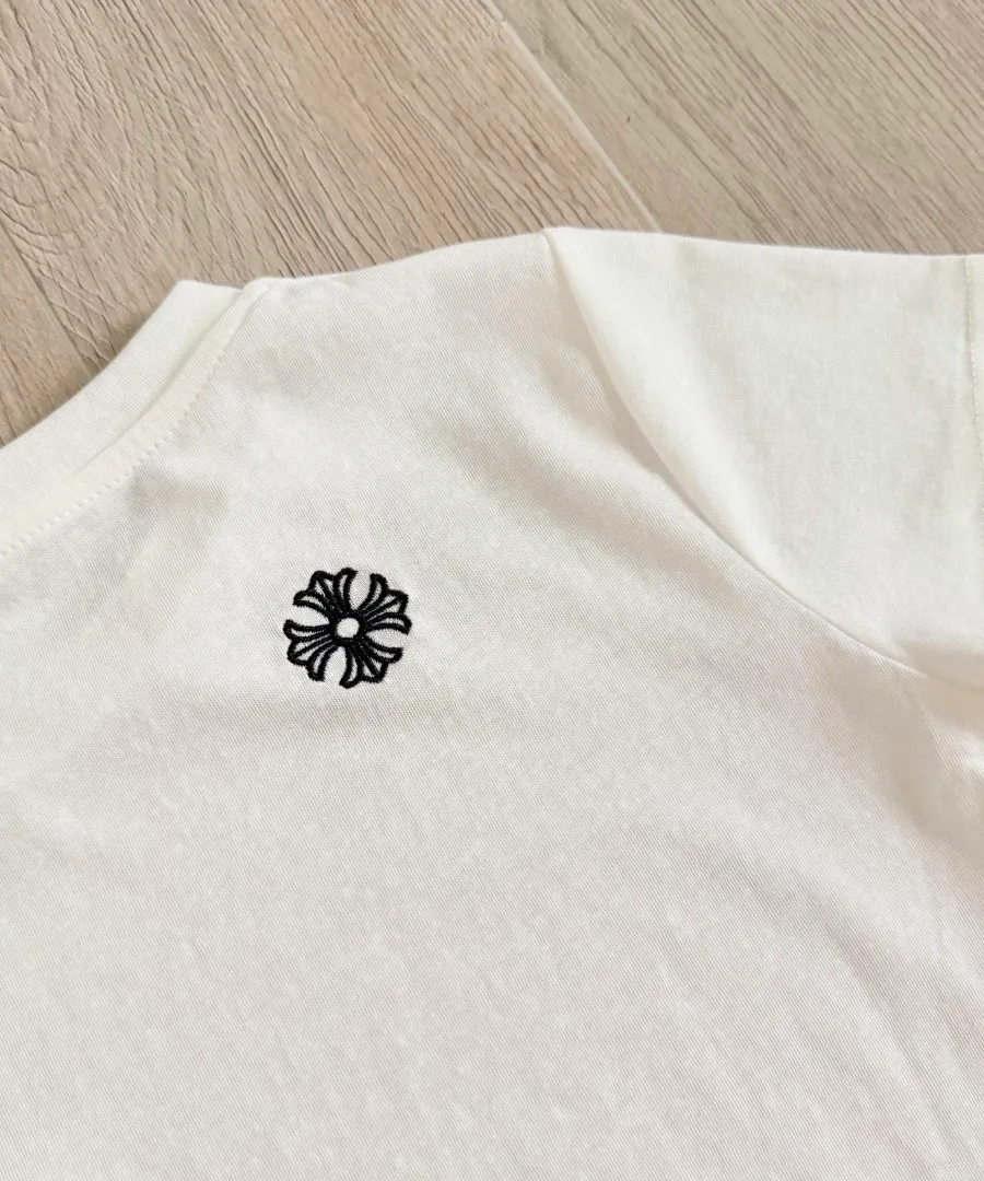 Вышивка в виде креста на спинке белой футболки Chrome Hearts