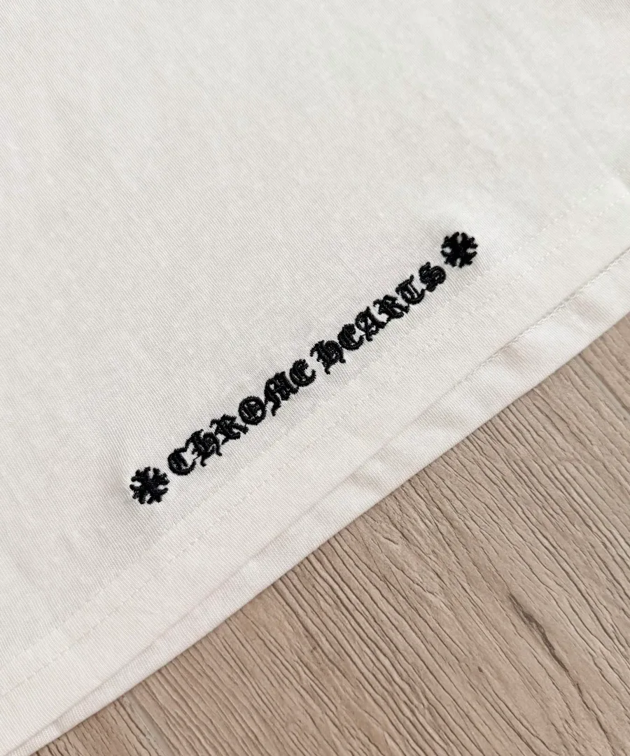 Вышивка Chrome Hearts по нижнему краю сзади