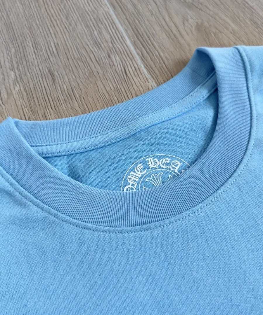 Воротник голубой футболки Chrome Hearts Miami