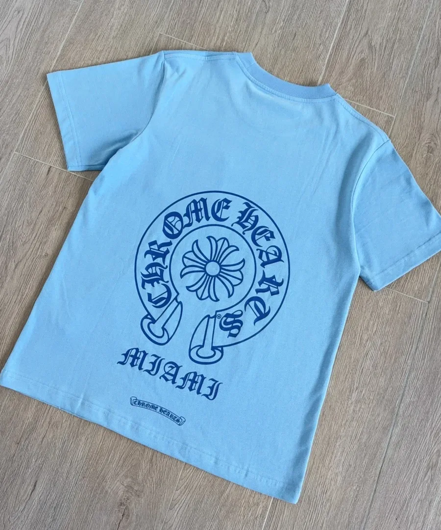 Голубая футболка Chrome Hearts Miami сзади под углом