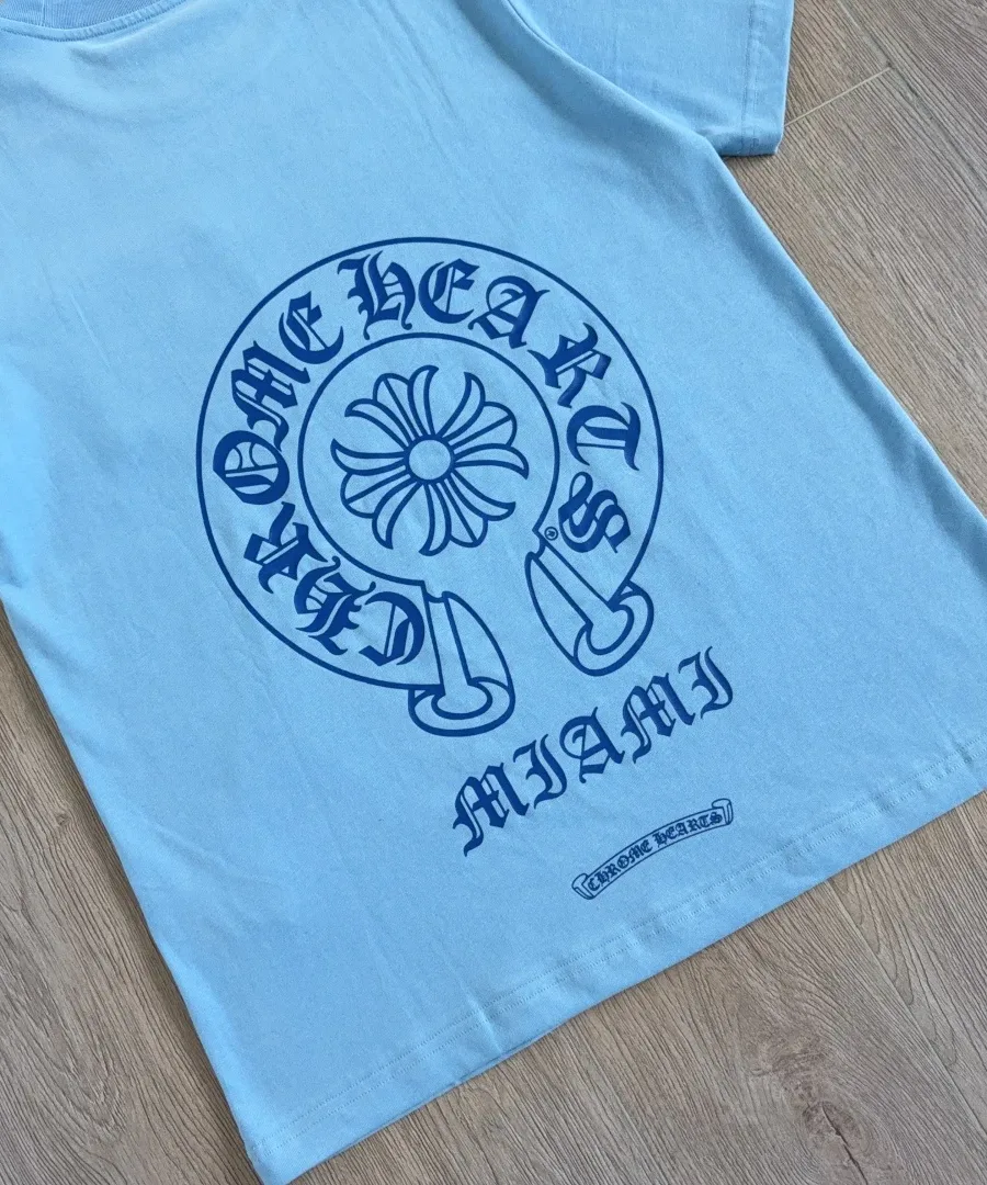 Принт на спине голубой футболки Chrome Hearts Miami