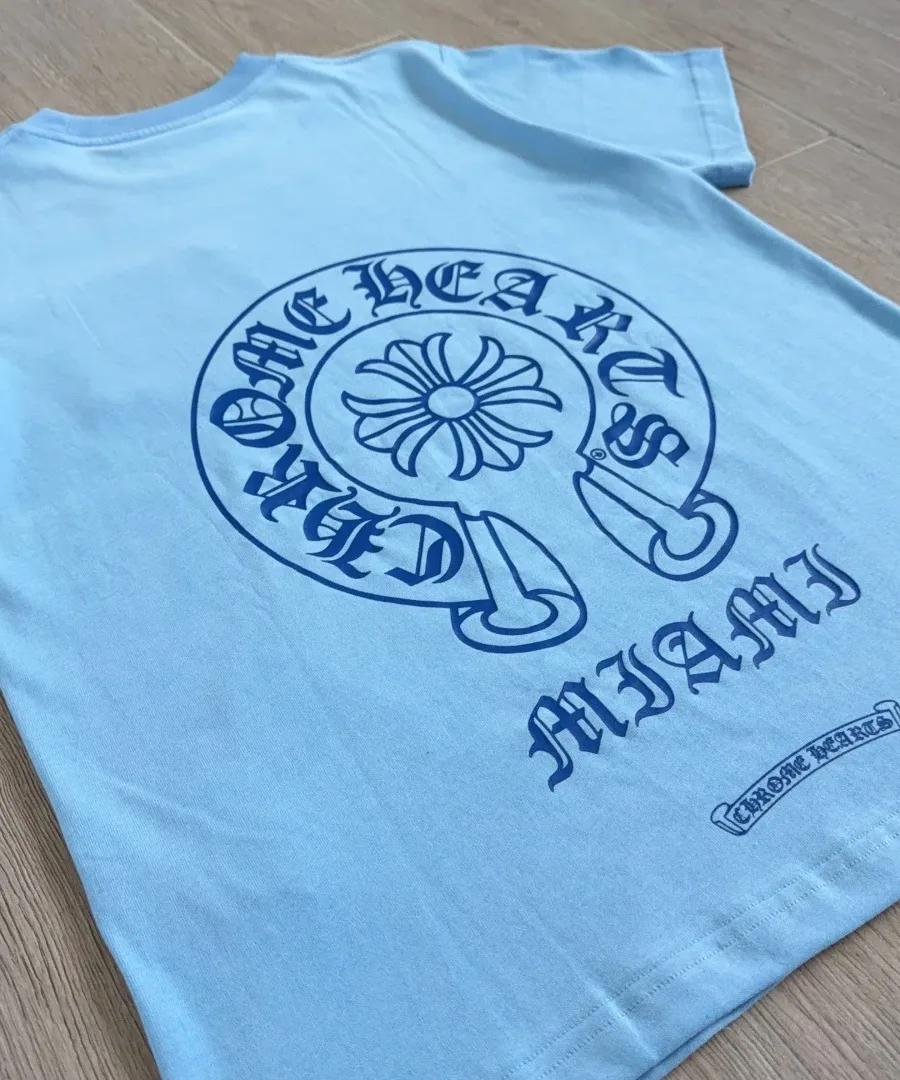 Деталь принта на спине голубой футболки Chrome Hearts Miami