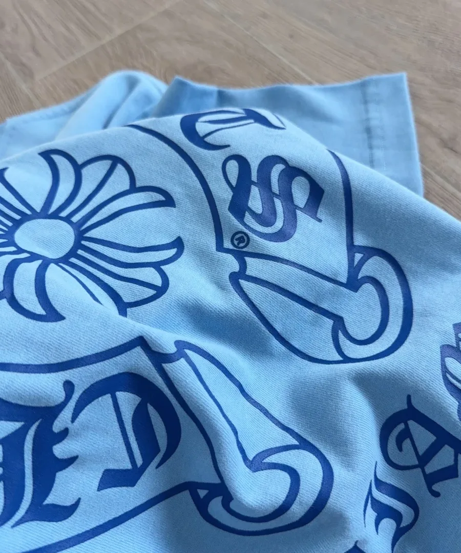 Текстура принта на голубой футболке Chrome Hearts Miami