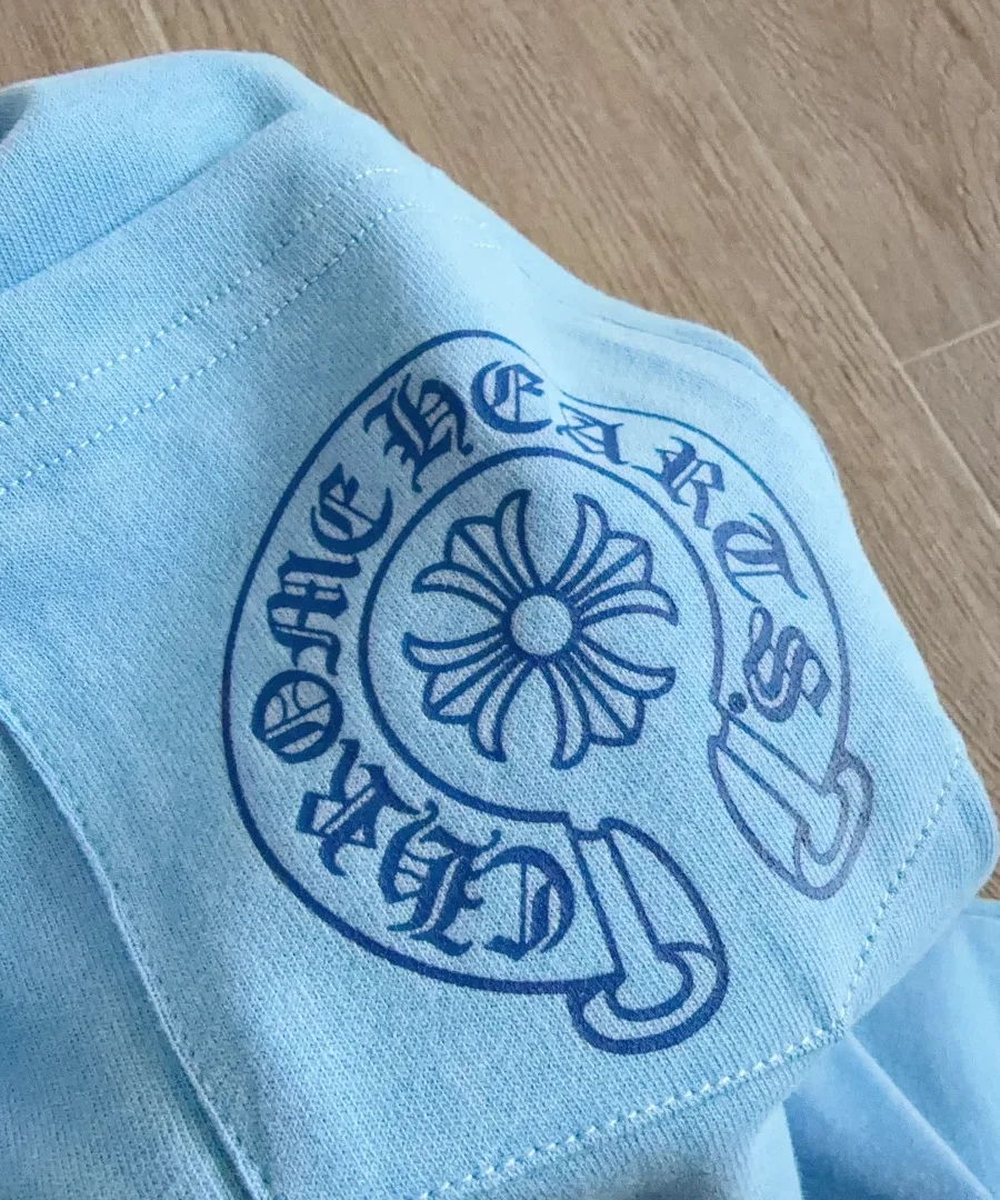 Принт на кармане голубой футболки Chrome Hearts Miami