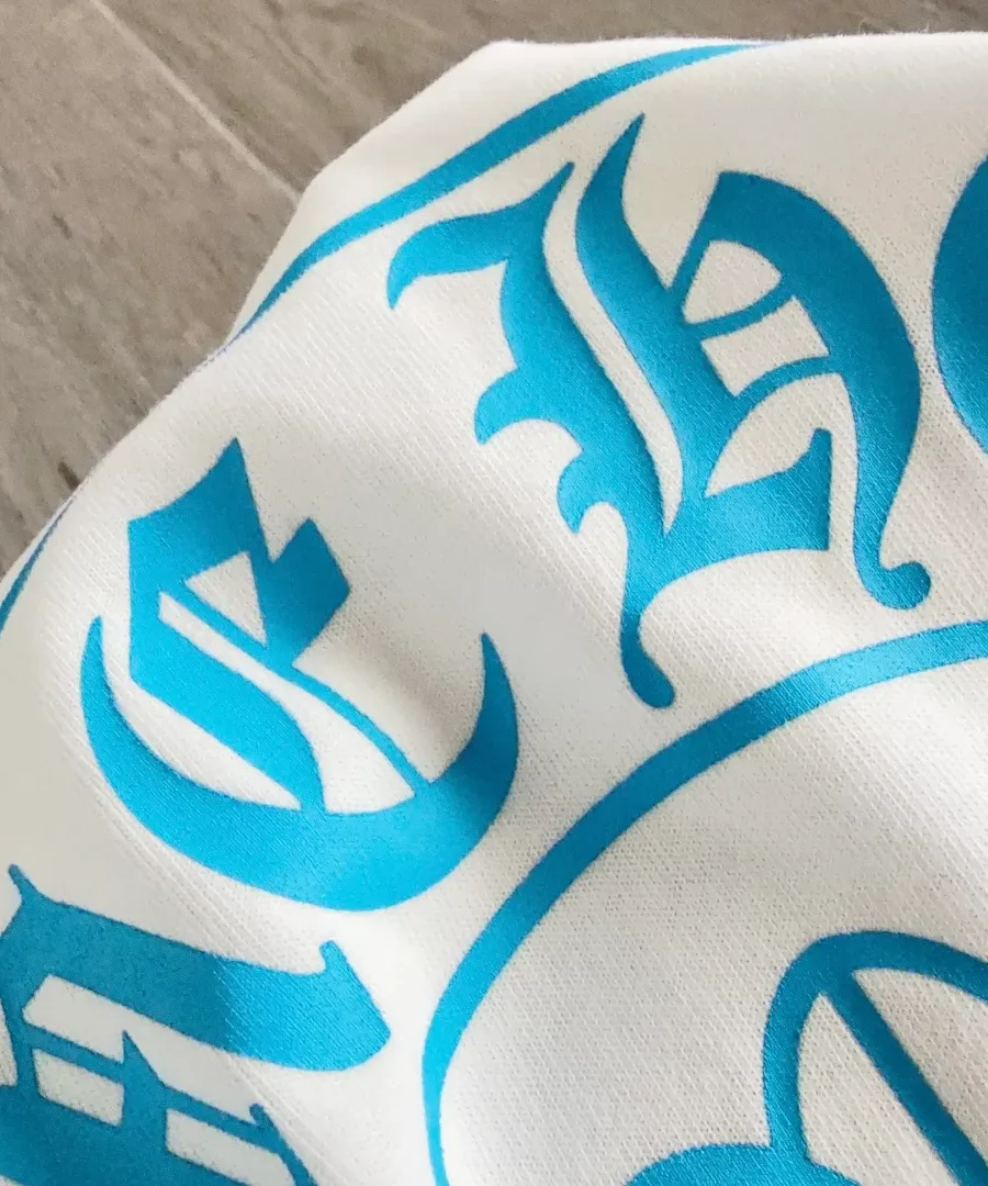 Деталь принта белой футболки Chrome Hearts Miami