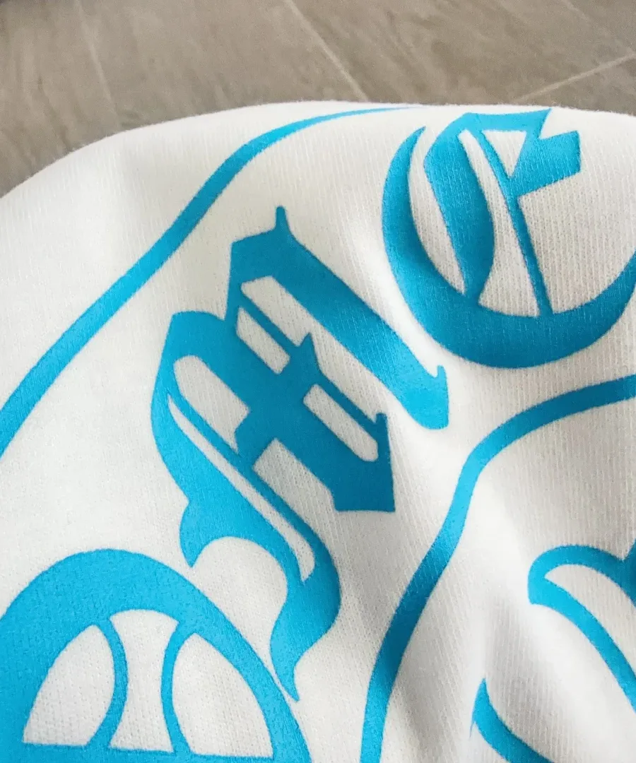 Крупный план логотипа на белой футболке Chrome Hearts Miami