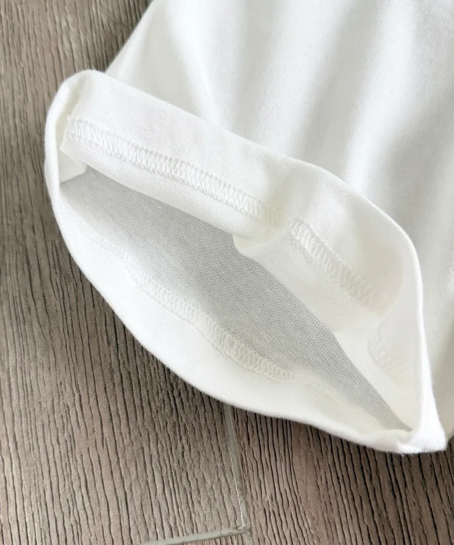 Подгиб рукава белой футболки Chrome Hearts Miami