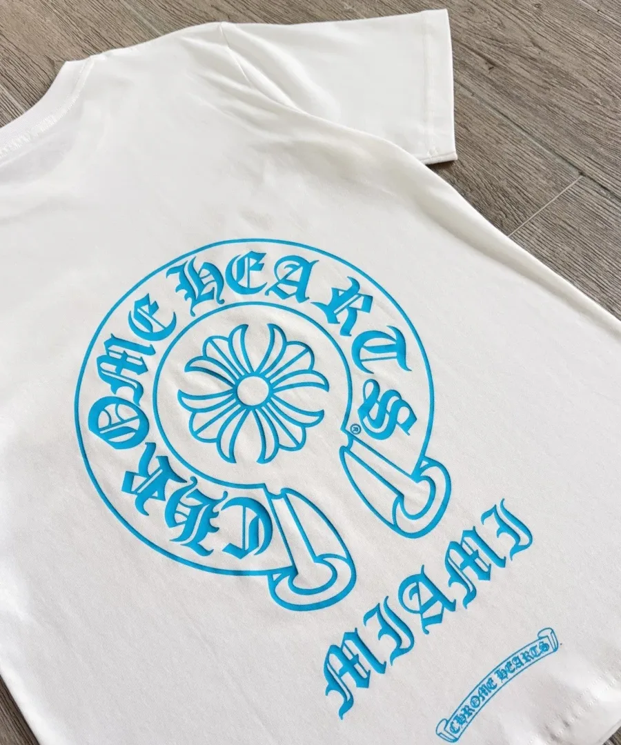 Принт на спине белой футболки Chrome Hearts Miami