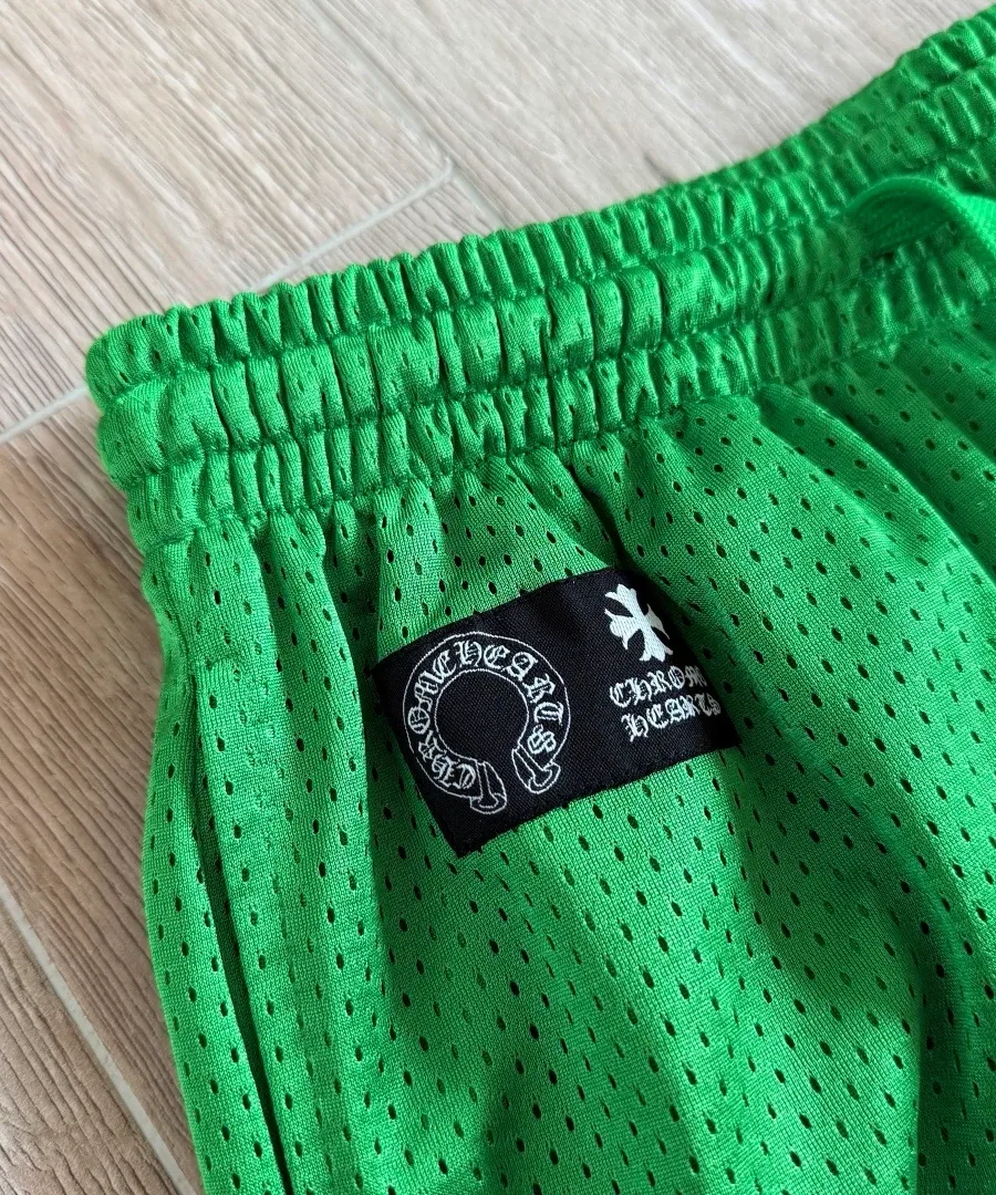 Фирменная нашивка на поясе штанов Chrome Hearts