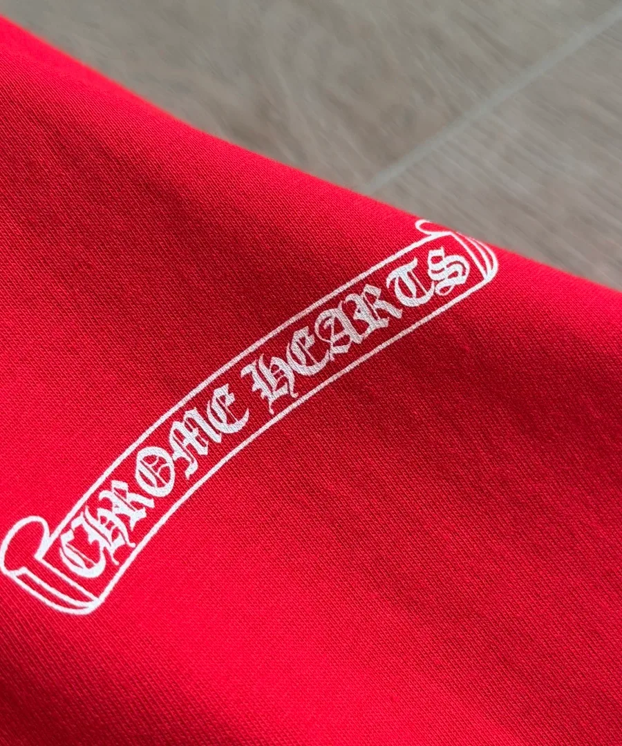 Принт Chrome Hearts на рукаве