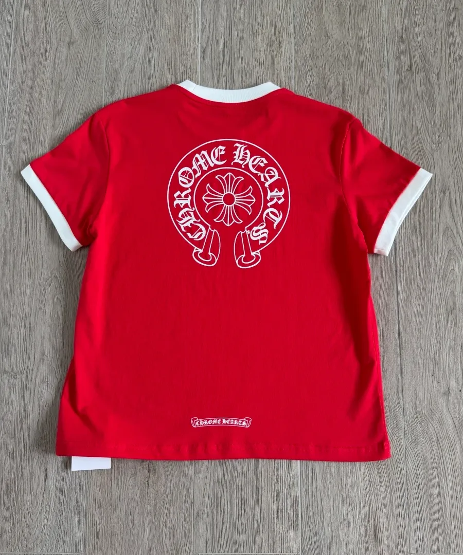 Красная футболка Chrome Hearts с белым принтом на спине, вид сзади