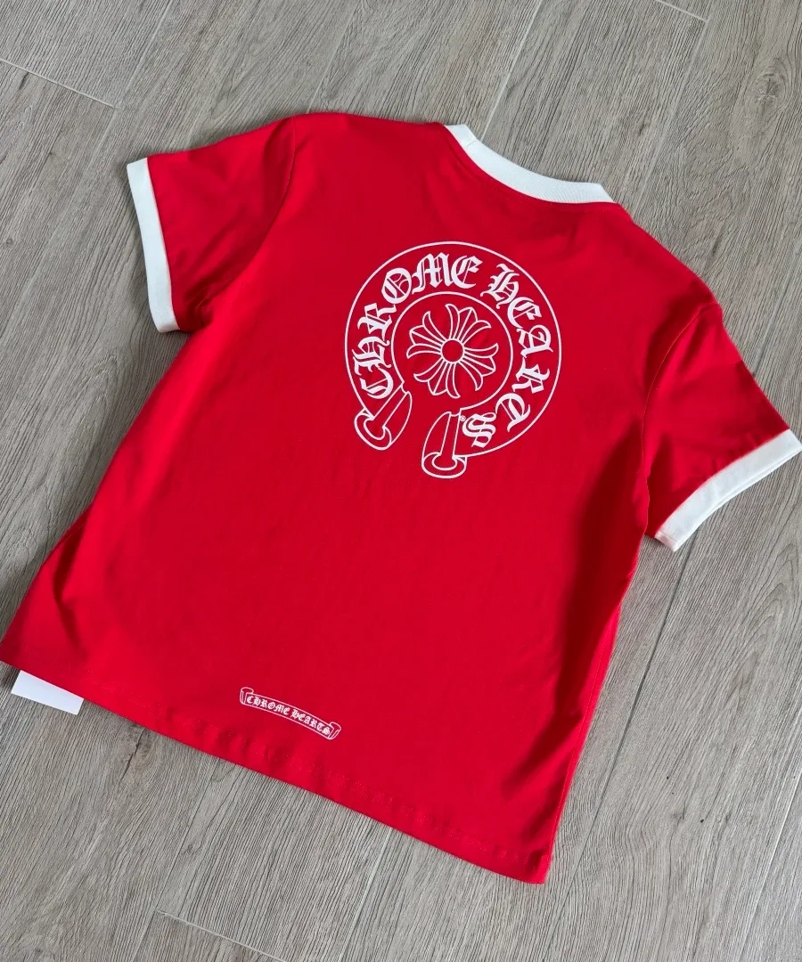 Вид сзади красной футболки Chrome Hearts