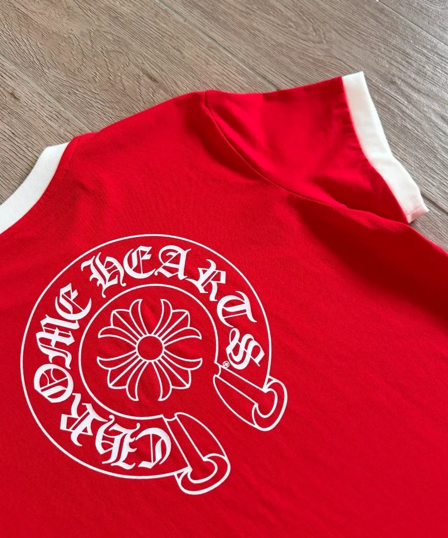 Принт на спине красной футболки Chrome Hearts