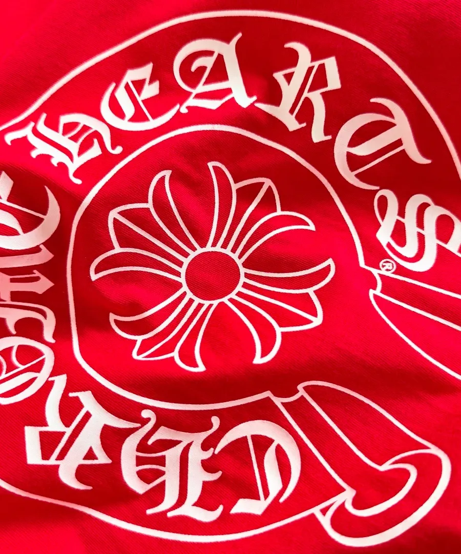 Крупный план белого принта в виде подковы Chrome Hearts